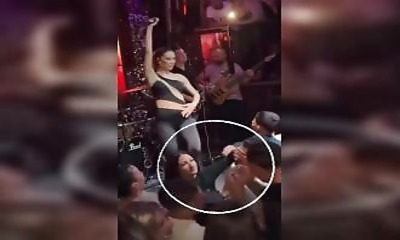 Elle cache la vue de son homme pendant un concert